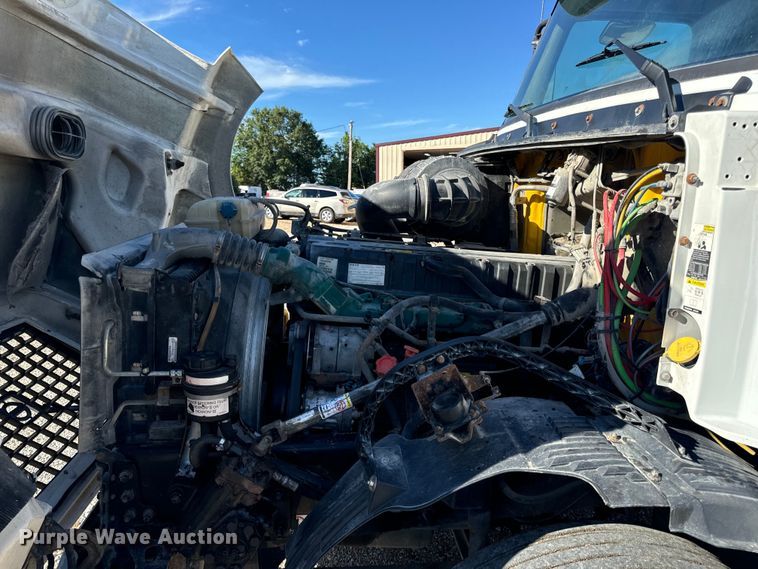 image for item OF9709 2007 Volvo VN semi truck