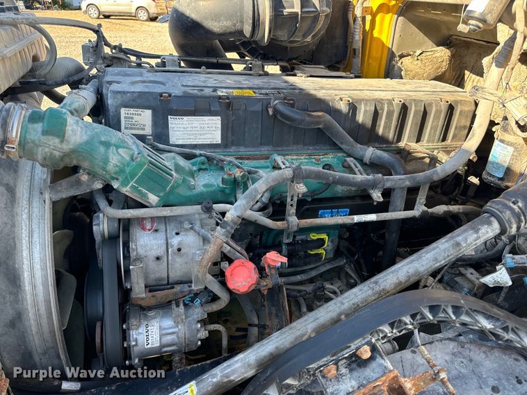 image for item OF9709 2007 Volvo VN semi truck