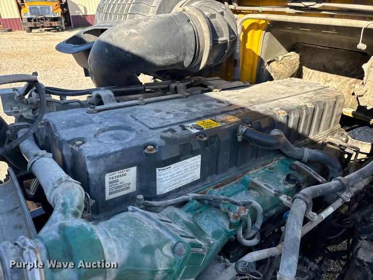 image for item OF9709 2007 Volvo VN semi truck