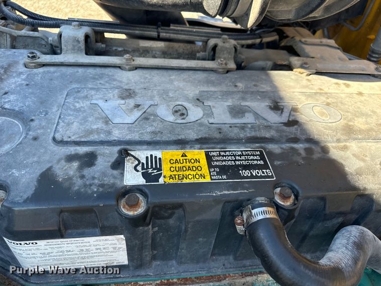 image for item OF9709 2007 Volvo VN semi truck