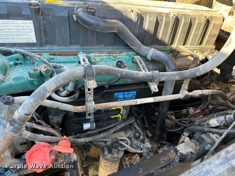 image for item OF9709 2007 Volvo VN semi truck