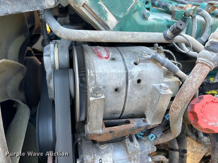 image for item OF9709 2007 Volvo VN semi truck