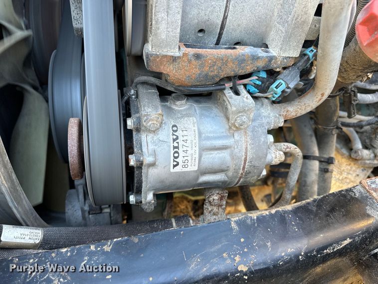 image for item OF9709 2007 Volvo VN semi truck