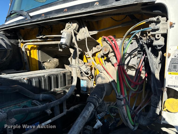 image for item OF9709 2007 Volvo VN semi truck