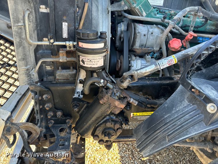 image for item OF9709 2007 Volvo VN semi truck