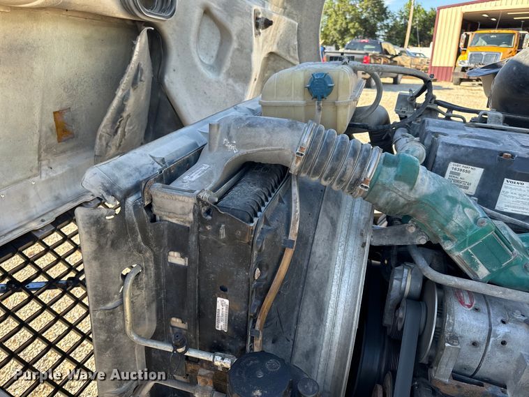 image for item OF9709 2007 Volvo VN semi truck