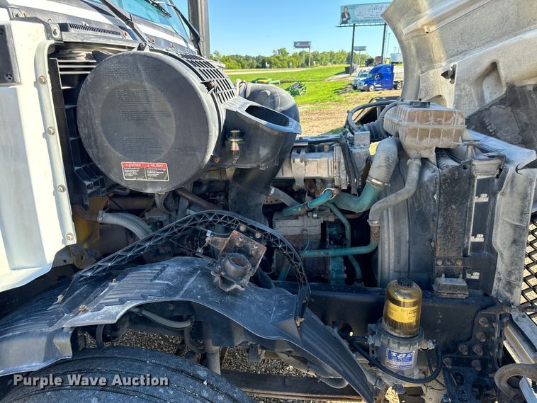 image for item OF9709 2007 Volvo VN semi truck