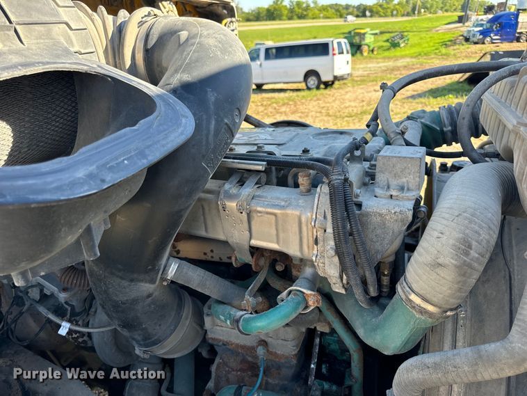 image for item OF9709 2007 Volvo VN semi truck