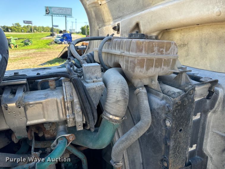 image for item OF9709 2007 Volvo VN semi truck