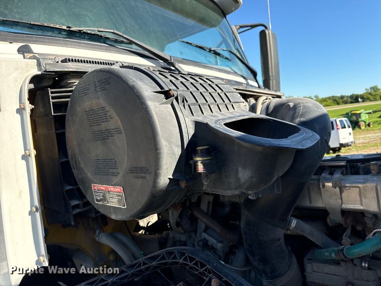 image for item OF9709 2007 Volvo VN semi truck