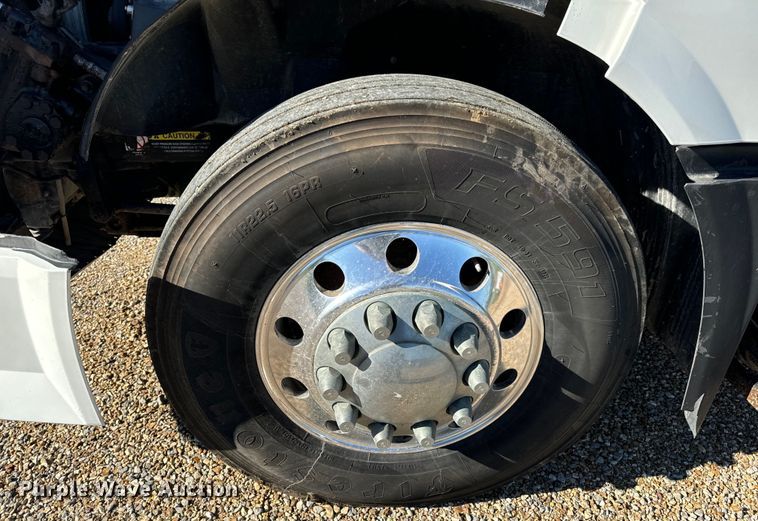 image for item OF9709 2007 Volvo VN semi truck