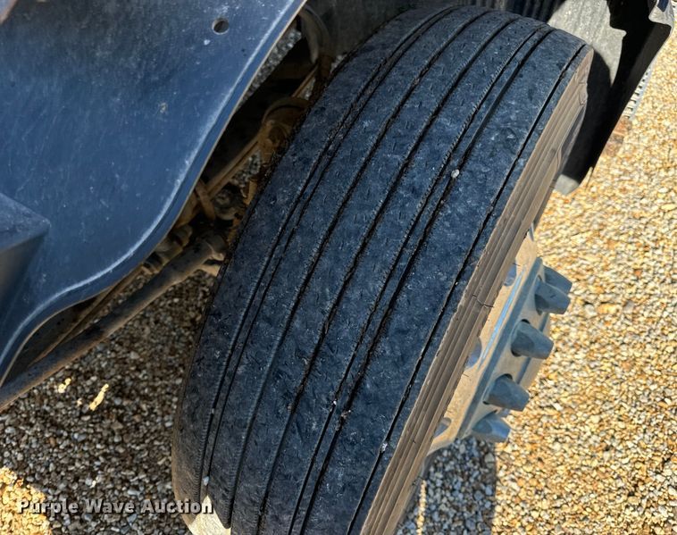 image for item OF9709 2007 Volvo VN semi truck