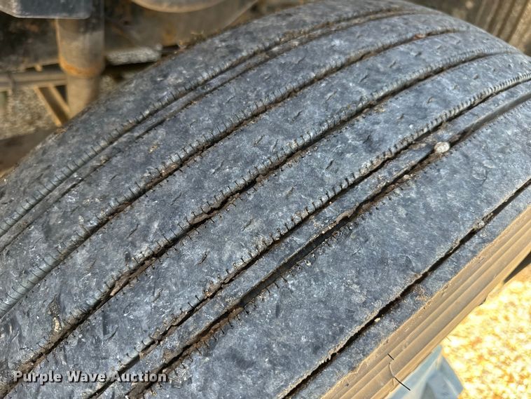 image for item OF9709 2007 Volvo VN semi truck