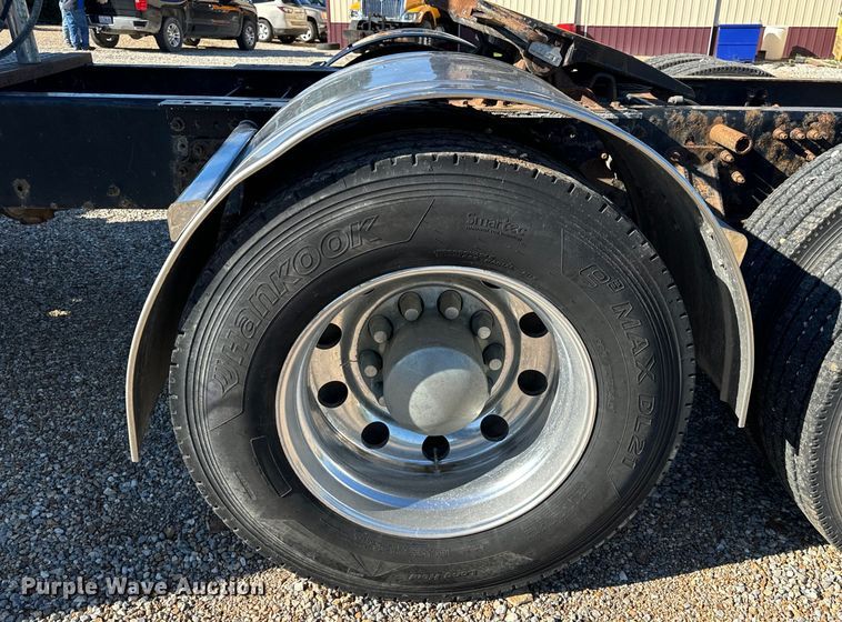 image for item OF9709 2007 Volvo VN semi truck