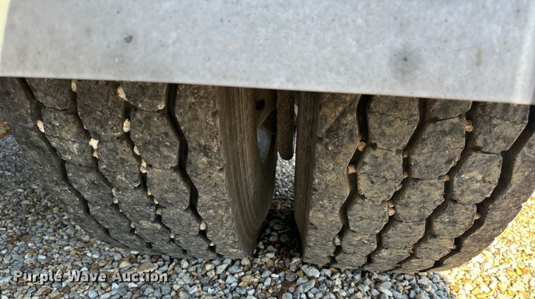 image for item OF9709 2007 Volvo VN semi truck