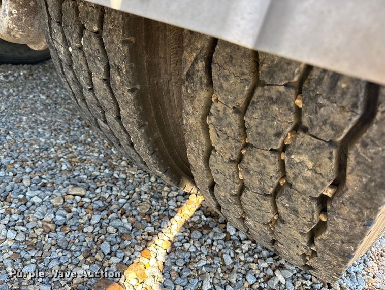 image for item OF9709 2007 Volvo VN semi truck