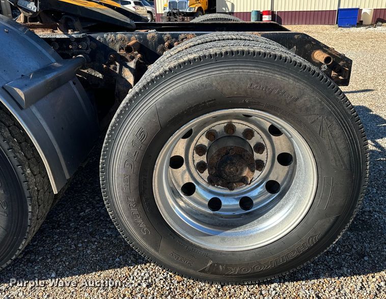 image for item OF9709 2007 Volvo VN semi truck