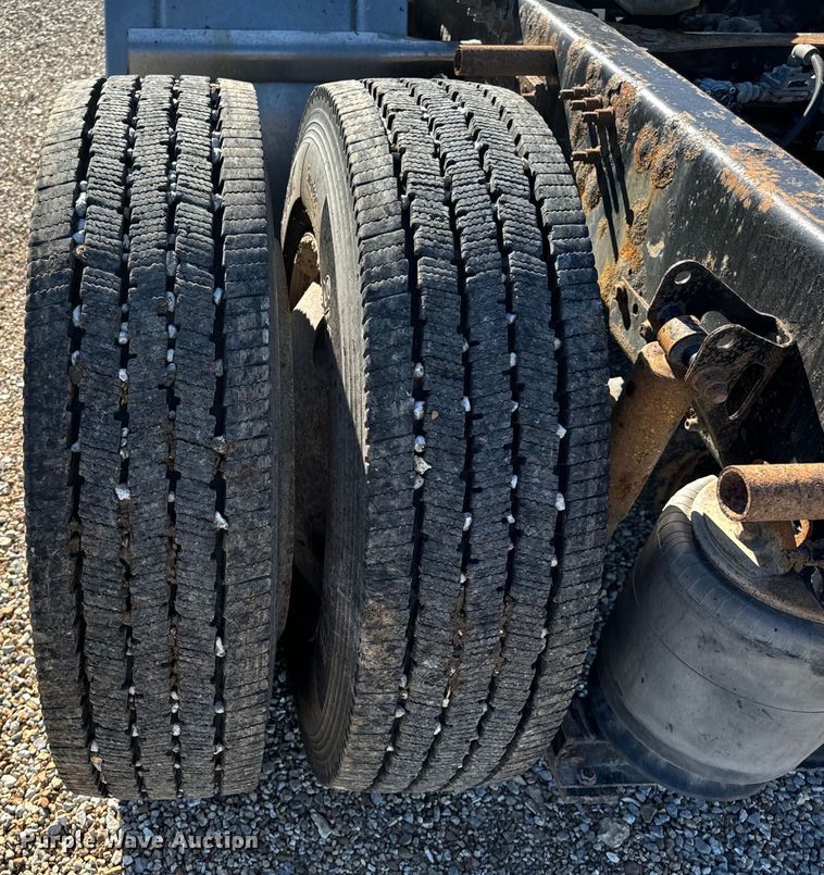 image for item OF9709 2007 Volvo VN semi truck