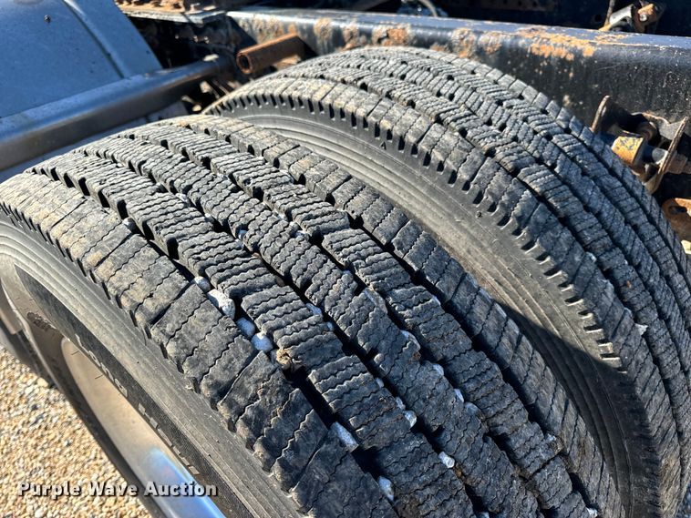 image for item OF9709 2007 Volvo VN semi truck