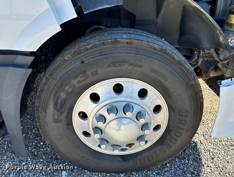 image for item OF9709 2007 Volvo VN semi truck