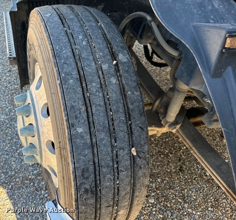 image for item OF9709 2007 Volvo VN semi truck