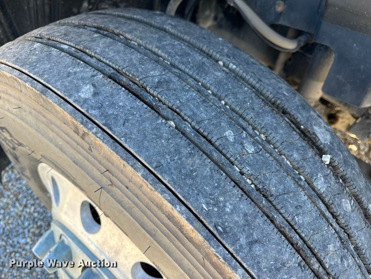 image for item OF9709 2007 Volvo VN semi truck