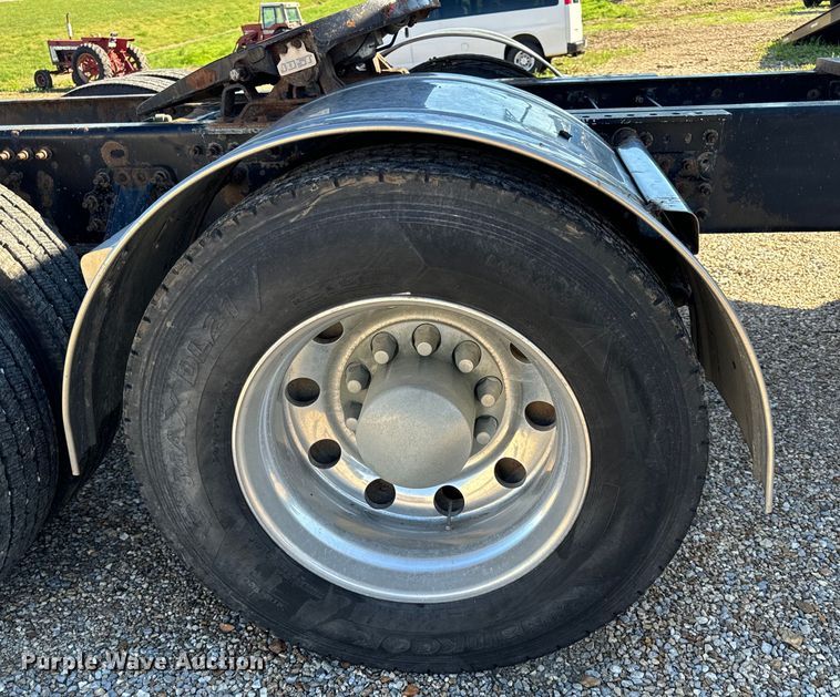 image for item OF9709 2007 Volvo VN semi truck