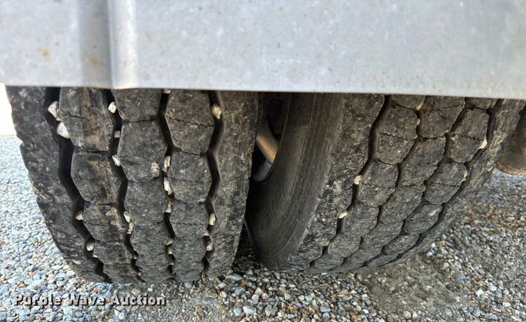 image for item OF9709 2007 Volvo VN semi truck