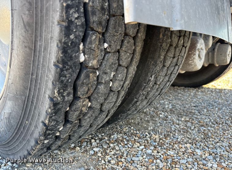 image for item OF9709 2007 Volvo VN semi truck