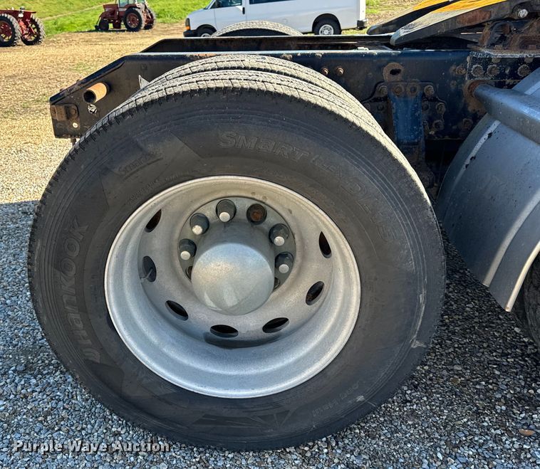 image for item OF9709 2007 Volvo VN semi truck