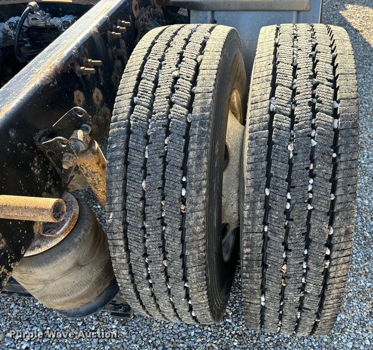 image for item OF9709 2007 Volvo VN semi truck