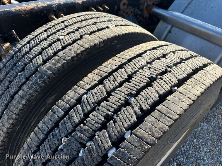 image for item OF9709 2007 Volvo VN semi truck