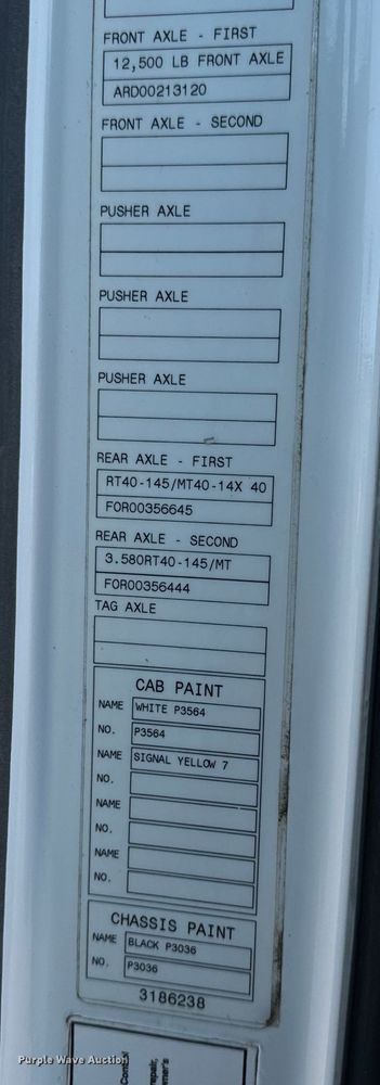 image for item OF9709 2007 Volvo VN semi truck