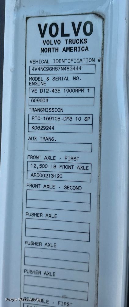 image for item OF9709 2007 Volvo VN semi truck