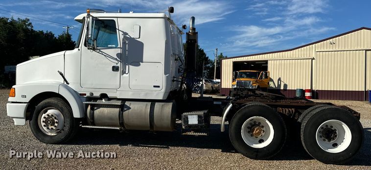 image for item OF9747 1988 White GMC WIA semi truck