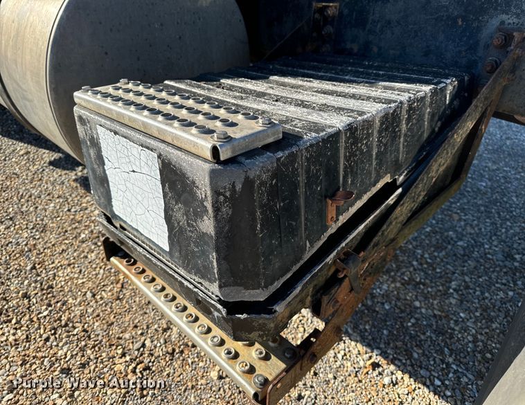 image for item OF9747 1988 White GMC WIA semi truck