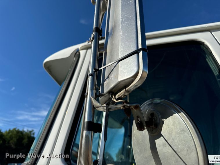 image for item OF9747 1988 White GMC WIA semi truck