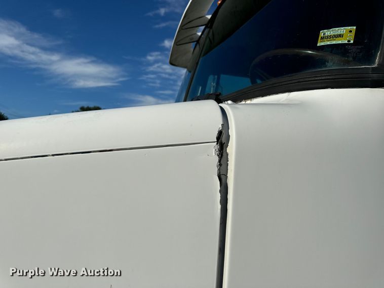image for item OF9747 1988 White GMC WIA semi truck