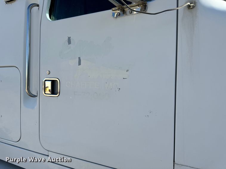 image for item OF9747 1988 White GMC WIA semi truck