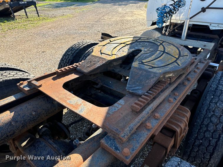 image for item OF9747 1988 White GMC WIA semi truck