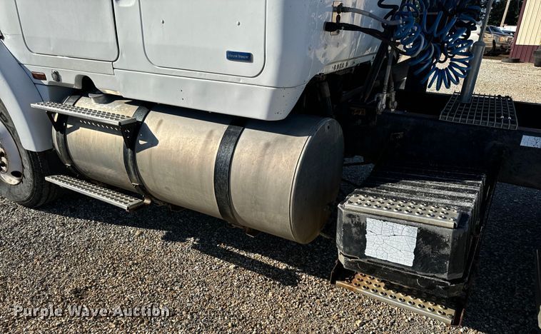 image for item OF9747 1988 White GMC WIA semi truck