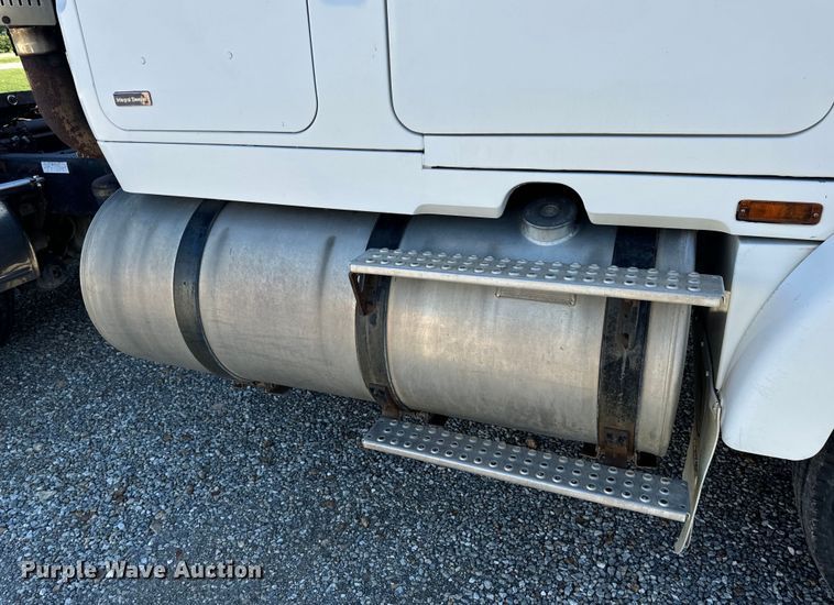 image for item OF9747 1988 White GMC WIA semi truck