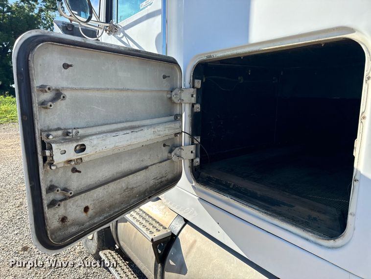 image for item OF9747 1988 White GMC WIA semi truck