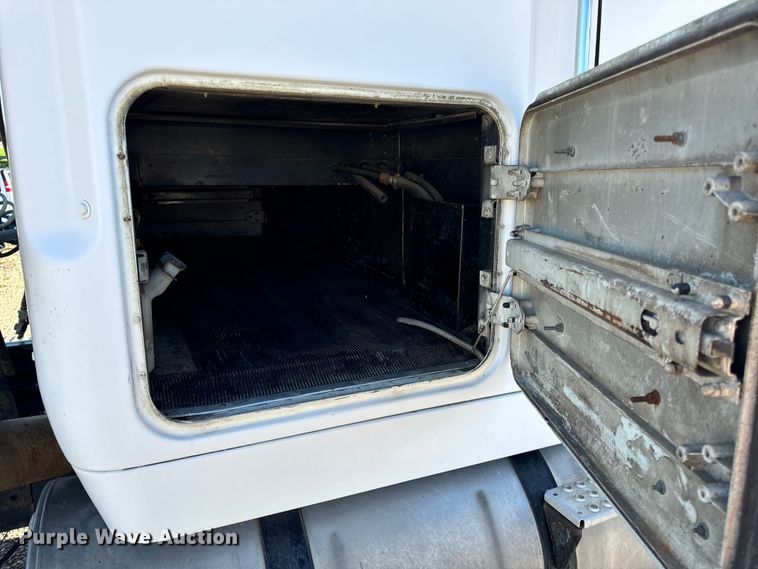 image for item OF9747 1988 White GMC WIA semi truck