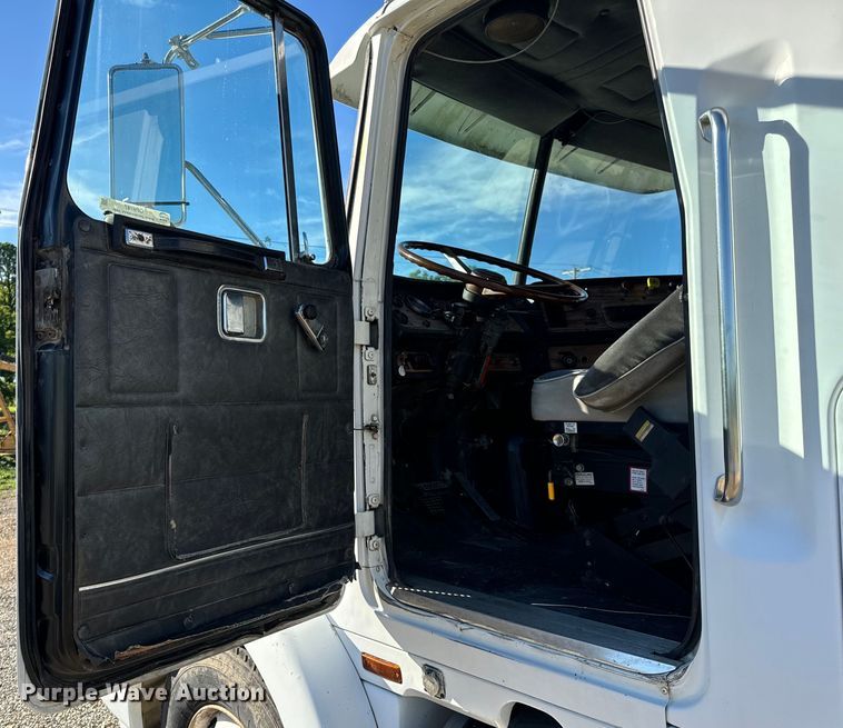 image for item OF9747 1988 White GMC WIA semi truck