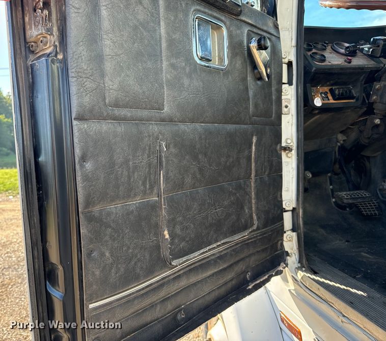 image for item OF9747 1988 White GMC WIA semi truck