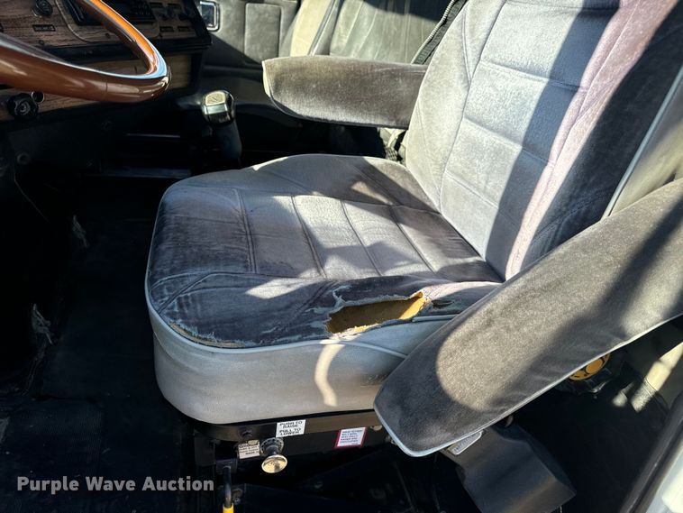 image for item OF9747 1988 White GMC WIA semi truck