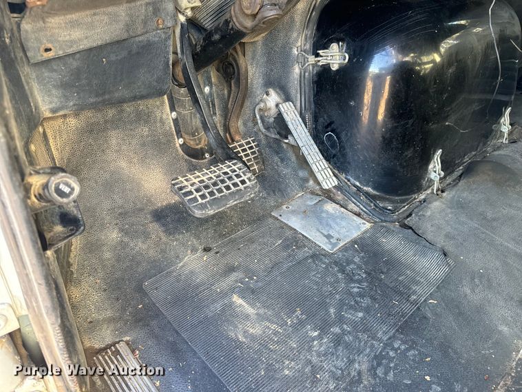 image for item OF9747 1988 White GMC WIA semi truck