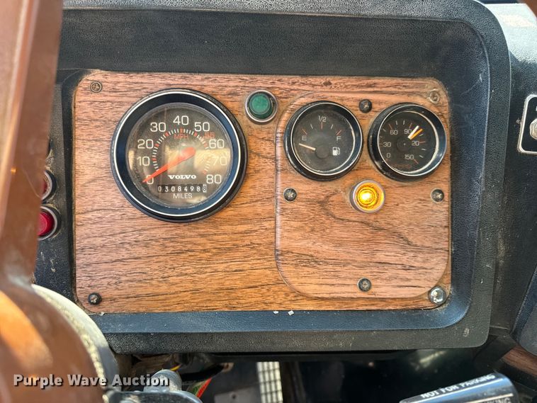 image for item OF9747 1988 White GMC WIA semi truck