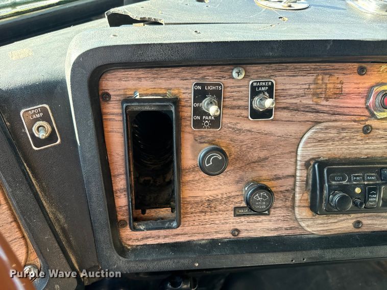 image for item OF9747 1988 White GMC WIA semi truck